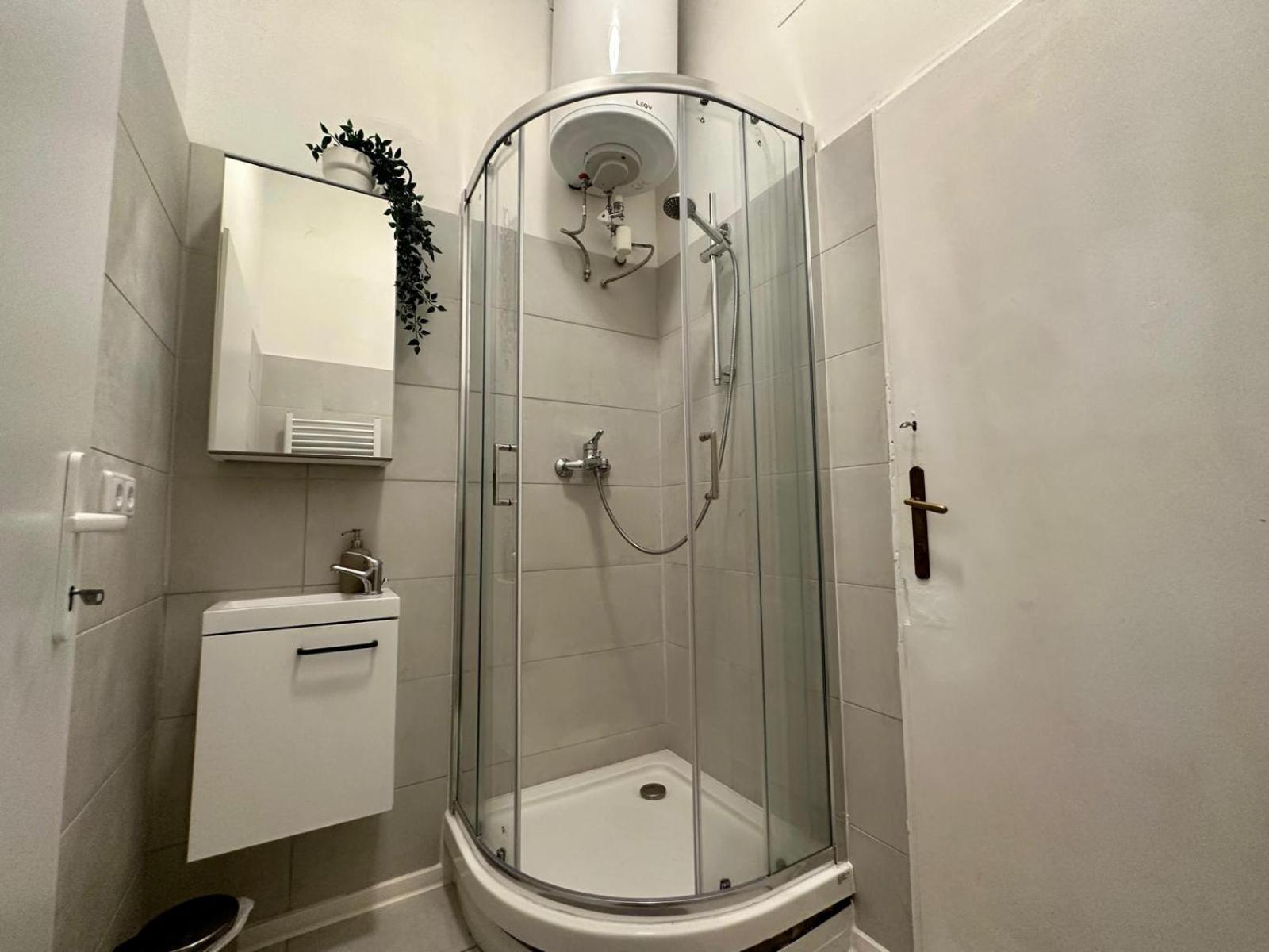 Spacious Apartment, 3 Min To U6 Metro Vienna Exterior photo