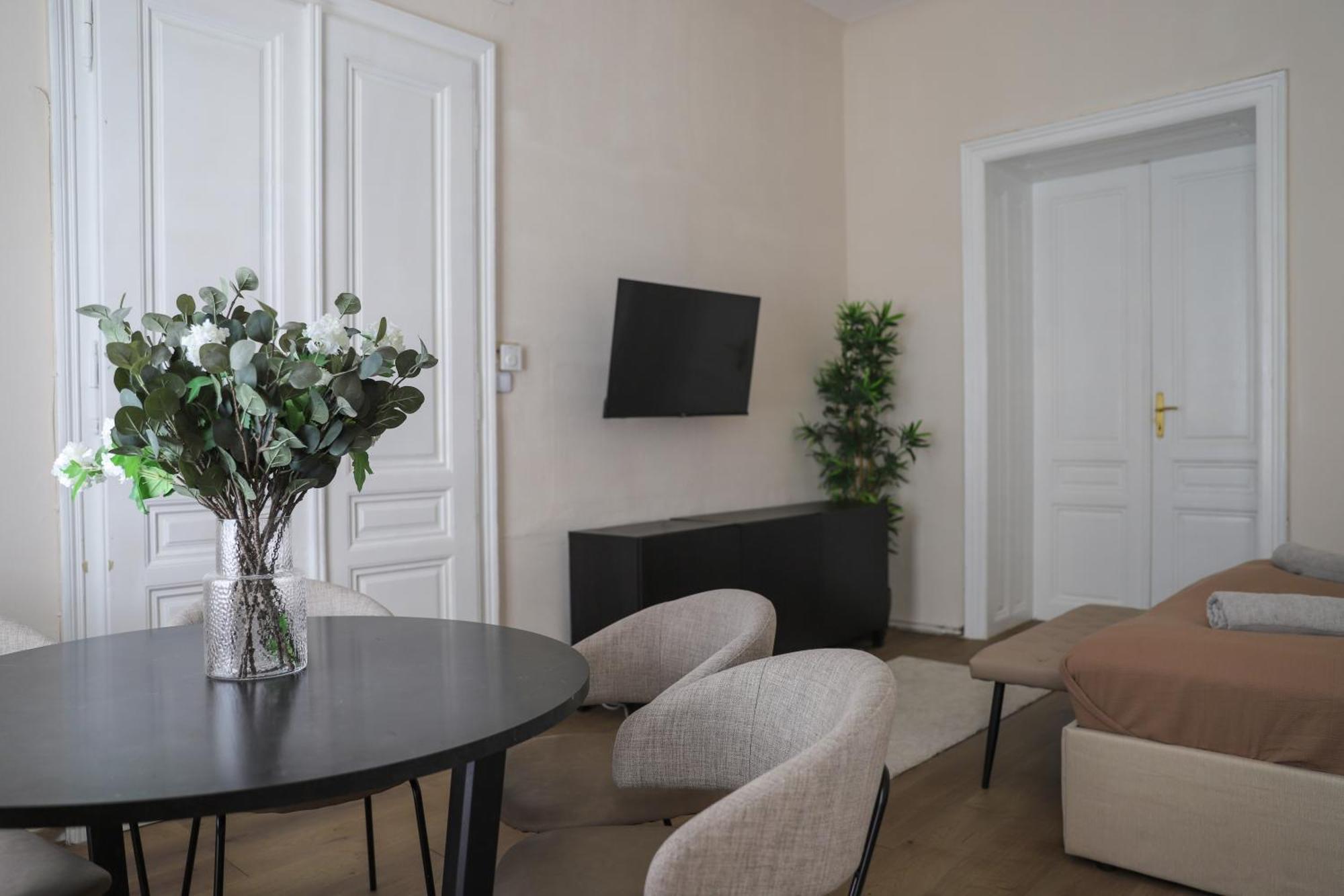 Spacious Apartment, 3 Min To U6 Metro Vienna Exterior photo